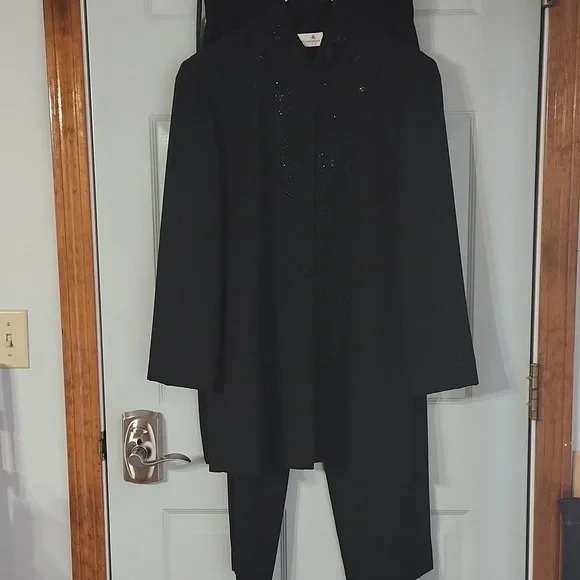 Liz Claiborne, Woman's Sz 12, Sequin Top and Pant set, Black, lined Top$30 - Picture 3 of 13